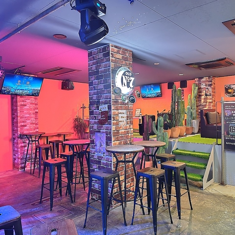 メインフロア　スポーツ観戦BAR　VIP席あり　種類豊富なドリンクとフードで楽しめる