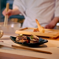 カウンター席は、ライブ感溢れるキッチンカウンター