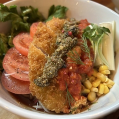 夏メニューチキンカツトマトSOBA