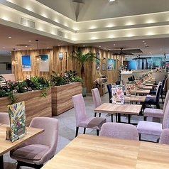 ご友人やご家族との賑やかなお食事にぴったりな、4名様用のテーブル席です！ 広々とした空間で、ハワイアンメニューを囲んで楽しい時間をお過ごしいただけます。お料理をシェアしながら、会話も弾むこと間違いなし◎