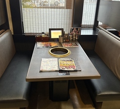 宴会最大収容人数は70名様。掘りごたつ式の半個室は4～15名様、4名～32名様、4名～50名様等、TPOに合わせて組み合わせできますので、お気軽にご相談ください。