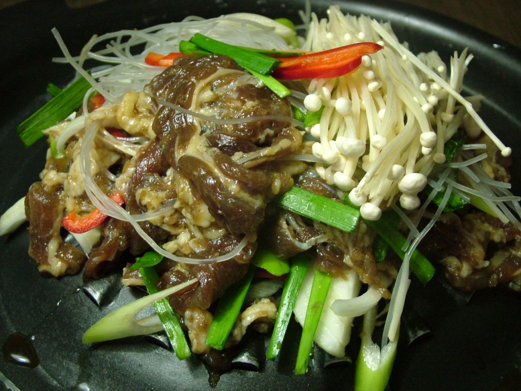 〔プルコギ〕牛肉、春雨、えのき、にらを炒めた韓国風すき焼き。