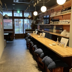 お一人様やデートに大人気のカウンター席◎お仕事帰りにサクッと飲みたい時や、大切な方とじっくり語り合いたい夜にもぴったりのお席です。スタイリッシュな空間で、自分たちだけの特別な時間をお過ごしいただけます。壁一面の棚には、選りすぐりの焼酎や日本酒のボトルが美しく並べられており、お酒を選ぶワクワク感も◎