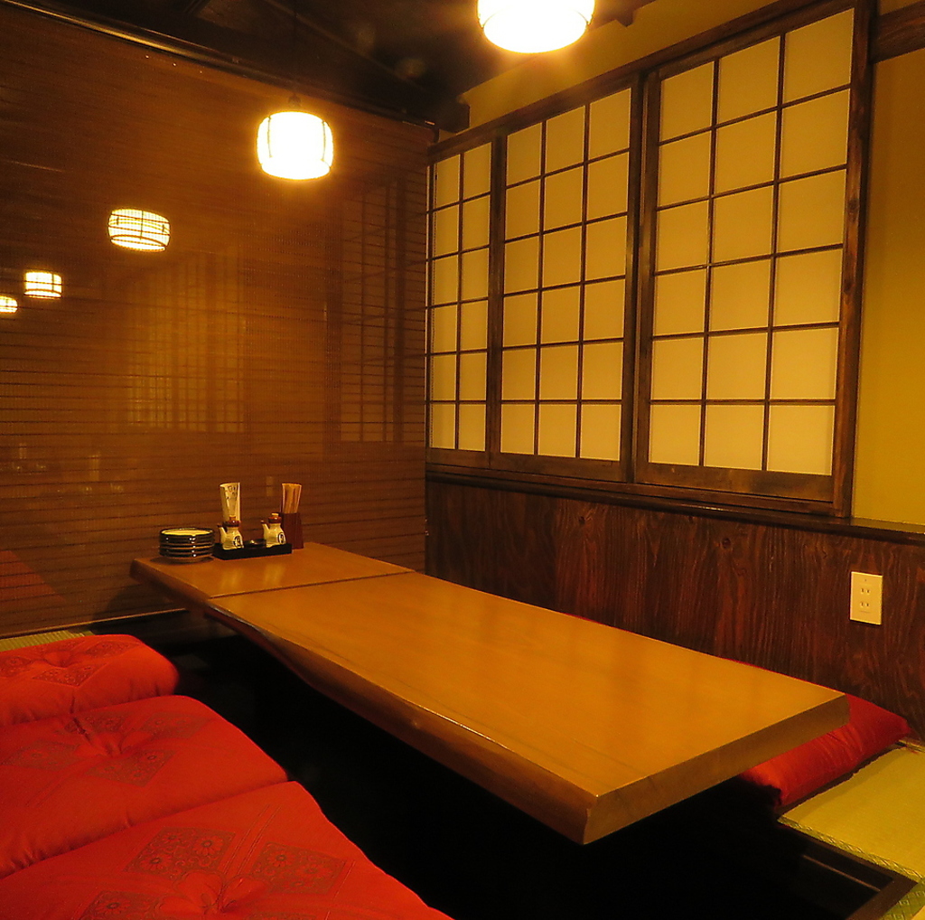 活気ある店内には、掘りごたつの個室をご用意。
