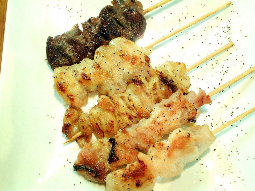 鉄板で焼く串焼きも人気!!1本130円でお手頃♪5種盛合せは600円です！