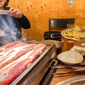 当店は、韓国語を含む多言語メニューを用意しており、国際的な雰囲気の中でパーティーを楽しむことができます。お肉を囲んで、楽しい時間を様々な方と過ごすことができる特別な空間です！