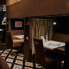 開放感とプライベート感を両立した半個室テーブル席は、女子会や合コンに最適な心地よい空間。周りを気にせず盛り上がれる一方で、完全個室ほどの堅苦しさがなく、自然体で楽しめるのも魅力です。ゴージャスなインテリアが華やかな雰囲気を演出し、仲間とのひとときをより一層特別に彩ります。