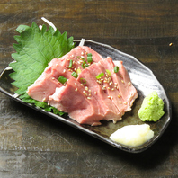 「肉刺し各種」580円～（税込）