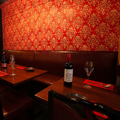 秋葉原昭和通口より7分ですが、ひっそりと隠れ家チックでお肉料理をメインとした食べ放題付き肉バルです。みんなで楽しく盛り上がれるお席となっております♪♪貸切も行っておりますのでご予約はお早めにお願い致します！