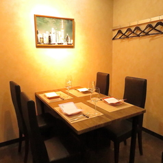 テラス席も日によってはご用意しておりますが店内は広々使える空間が特徴です。