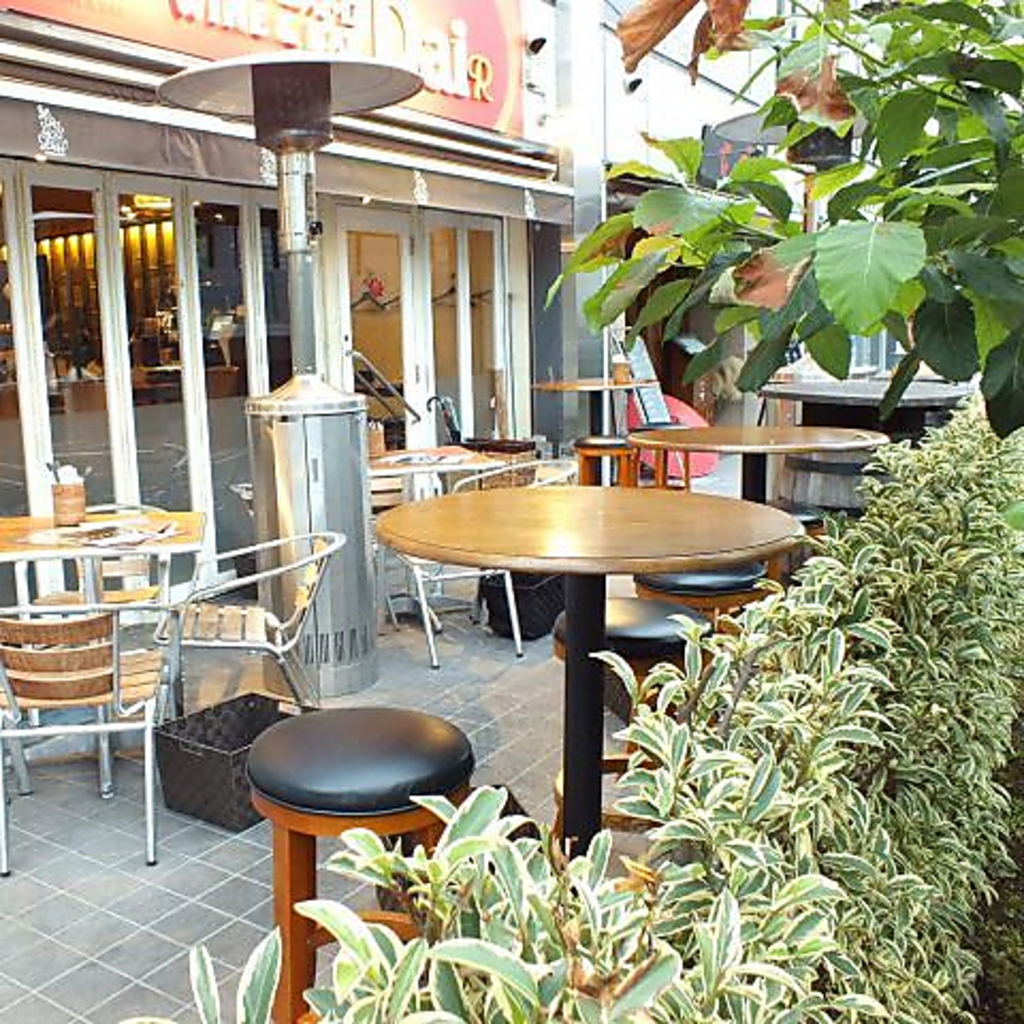 お食事はもちろん、カフェのご利用にも最適な「テラス席」では移ろう季節を楽しめる♪冬は暖房完備◎