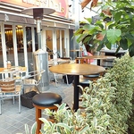 お食事はもちろん、カフェのご利用にも最適な「テラス席」では移ろう季節を楽しめる♪冬は暖房完備◎