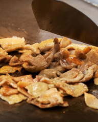 まずはこれ! 鶏皮焼き