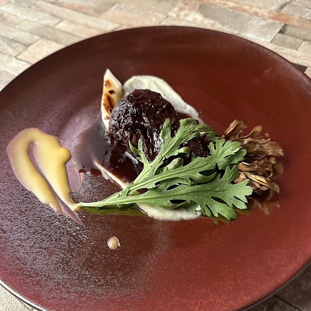 当店の看板料理 『黒毛和牛ほほのすき焼き』　2,220円
