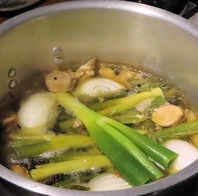 鶏と野菜から丁寧に出汁を取り、旨みを引き出します。