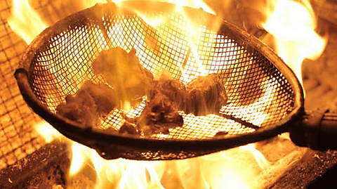 オープンキッチンで豪快な炭火焼きと鉄板焼きを堪能できるお店！