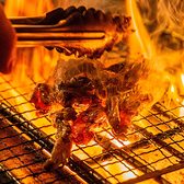 【業火で焼き上げる鶏料理】迫力満点！天井まで届く豪快な炎で焼き上げる。一石二鳥名物の希少部位 とりハラミ炭火焼き。器も同時に熱しているのでアツアツが楽しめます！お好みでゆず胡椒などをつけてどうぞ。産地直送、日本各地から仕入れたブランド鶏、野菜をモダンな雰囲気が漂う完全個室で♪女子会やママ会にも最適♪