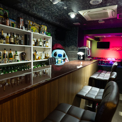 スタッフとの会話や一人飲みにぴったりなカウンター席。おしゃれな照明に包まれた温かみのある空間で、気軽にお酒を楽しめます。お仕事帰りの一杯にもおすすめ！美味しい料理と心地よい距離感で、思わず長居したくなる特等席です。