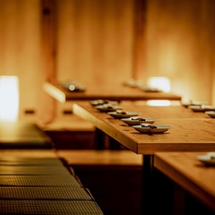 4名様×4卓の完全個室。プライベート感溢れる大人かっこいい空間が居心地の良い秘訣★