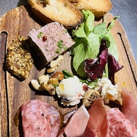 多彩なバルメニューと夜パフェ