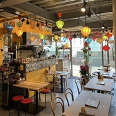 当店は全席禁煙となっております。お子様連れのお客様も安心してお食事をお楽しみいただけます。落ち着いた空間で、ご家族やご友人との食事を心ゆくまでお楽しみください。事前のご連絡でサプライズにも対応可能です。