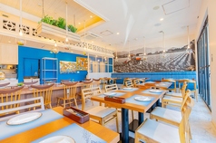 青を基調としたゆったりとした落ち着いた雰囲気の店内。