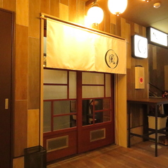 お店の入口付近にテーブルとお席を設けておりますので是非ご利用ください。