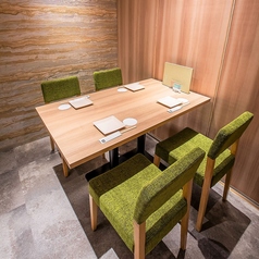 当店では、プライベートから大切な接待などのフォーマルまで様々なシーンに対応可能な個室をご用意しております。静かでつろげる店内で、楽しいひと時をお過ごしください！仲間内の飲み会や会社宴会、接待にオススメです。旬の食材をふんだんに使用した宴会コースを各種ご用意しております。