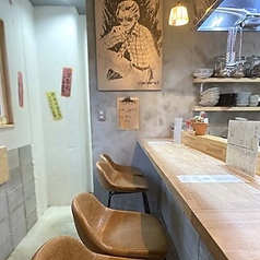 カウンター席は、おしゃれで落ち着いた雰囲気が魅力の一つです。おひとりさまでも気軽に利用できるため、リラックスしたい時や静かに食事を楽しみたい時に最適です。