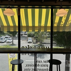 眺めの良い窓際のカウンター席もございます。