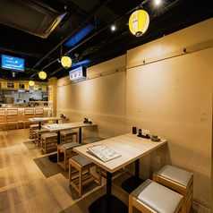 大人数から少人数まで、ご要望に合わせて柔軟にご対応可能なテーブル席。大きな窓から明るい自然光が差し込む、洗練された和の空間が魅力です！飲み放題メニューや、お得なコースメニューもございますので、ご宴会の際にはぜひ当店をご利用ください♪2名様がけ、6名様がけのテーブル席も2つずつ、ご用意しています。　