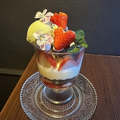 ピスタチオとベルギーチョコ いちごの贅沢パフェの写真