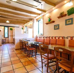 1F、6名席×2テーブル、横並びで12名様までご利用できます。