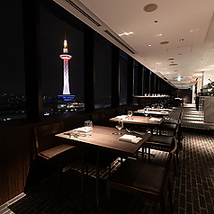 夜はおしゃれな雰囲気に