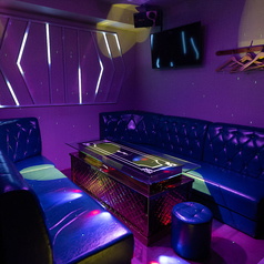 ふかふかのソファーでゆったり過ごせる人気の12名席。リラックス感のあるおしゃれな空間で、女子会や誕生日会、同窓会にも最適です。まるで自分たちだけのリビングのように寛げる、居心地抜群の特別席です。