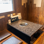 落ち着いた店内は全54席。カウンター/テーブル/掘りごたつ座敷などシーンに合わせてご案内いたします