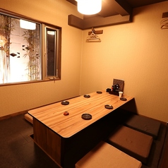 奥座席からは庭も見え、ゆっくりくつろいで頂けます。席に限りがある為、早めにご予約下さい。