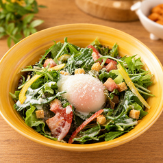 彩り野菜の温玉シーザーサラダ