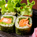 料理メニュー写真&nbsp;サーモンサラダ巻き