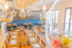 テーブル席も人数に応じて結合可。