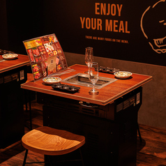 木のぬくもりを感じられるあたたかな店内は、特別なシーンにもピッタリ。大切な方のお祝いに、"肉ケーキ"コースはいかがでしょうか？サプライズのお手伝いもさせていただきますので、お気軽にお声がけください！