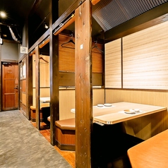 【2～4人用半個室】デートや仕事帰りのカジュアルな飲み会などにおすすめ。明るくにぎやかな店内は、お誕生日やご友人との飲み会にもおすすめです。さかなや道場こだわりの料理と厳選したお酒をゆっくりお楽しみいただける寛ぎ空間となっております。