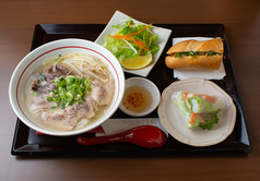半バインミー + 揚げ春巻き or 生春巻きセット 牛肉フォー
