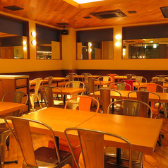 片側ソファー席、2名～12名人数によってセッティングいたします。