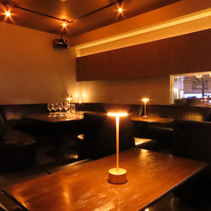 【テーブル席 2名様～4名様がけ×5卓】2名様から4名様までご利用いただけるテーブル席は、全ソファ席でゆったりとくつろげる心地よいお席です。飲み放題プランも充実しており、豊富なドリンクメニューからお好きな一杯を選んで楽しめます。テーブルは結合可能で、大人数のお集まりにも対応可能です！ぜひお越しください◎