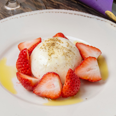 ブラータチーズと季節のフルーツ