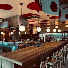 スタッフの活気をすぐそばで感じられるカウンター席はライブ感たっぷりの人気席。お一人様のチョイ飲みにも◎