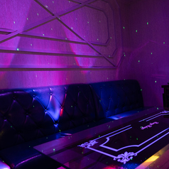 小規模のパーティーや気心知れた仲間との集まりにぴったりなカラオケ個室。4名で気軽に楽しめるサイズ感で、プライベートな空間を満喫できます。食事もお酒も歌も楽しめる、特別なひとときを過ごせます！