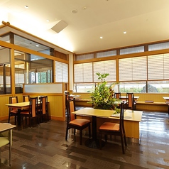 広い窓から陽射しが入り明るく開放感のあるテーブル席。夜は落ち着いた雰囲気で、磨き抜かれたお料理をごゆっくりとお召し上がり頂けます。