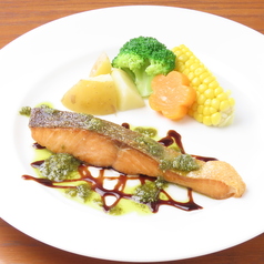 バジルソースとの相性抜群のサーモンのポワレ♪